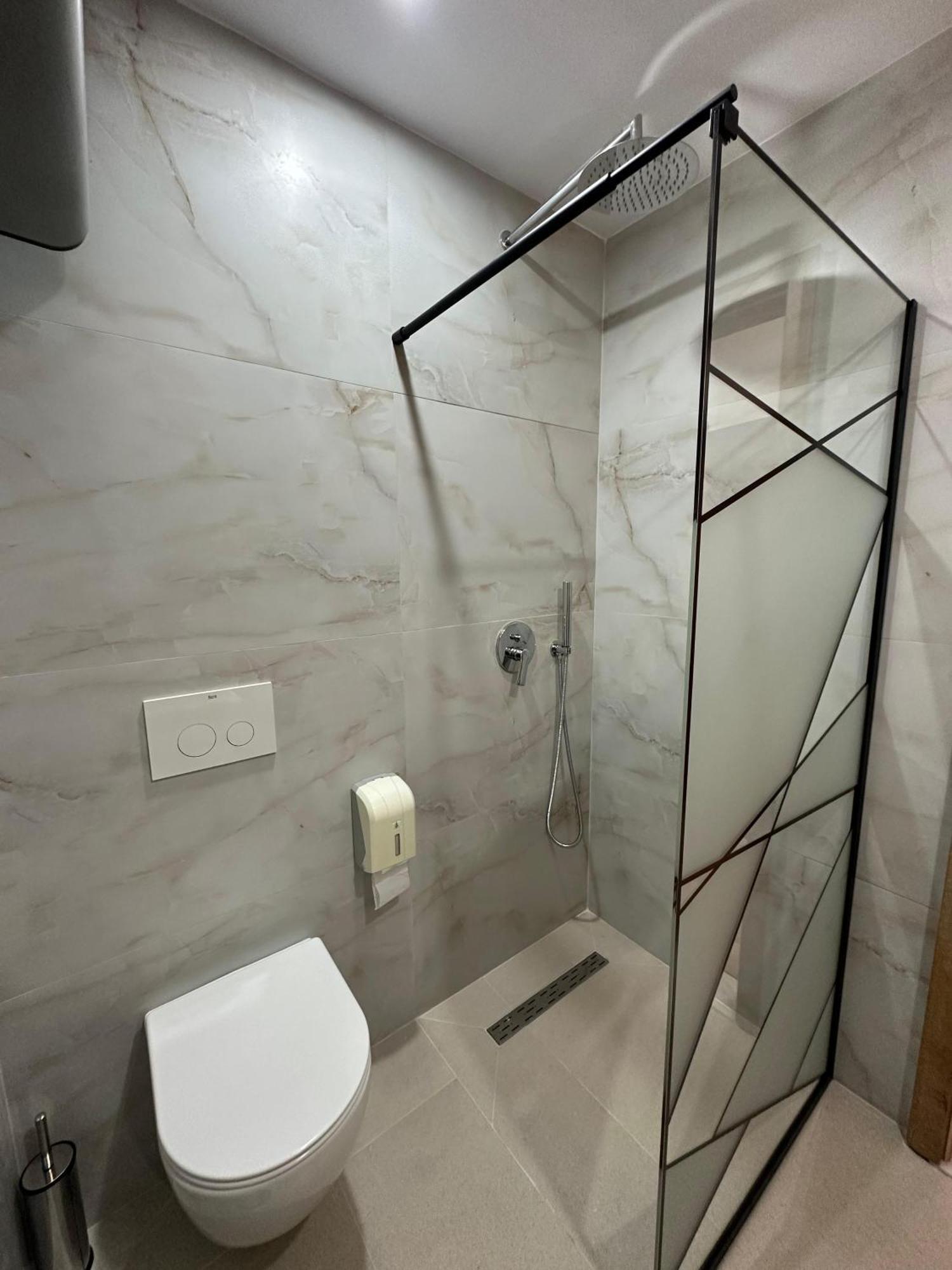 Hotel Arberia Тирана Экстерьер фото