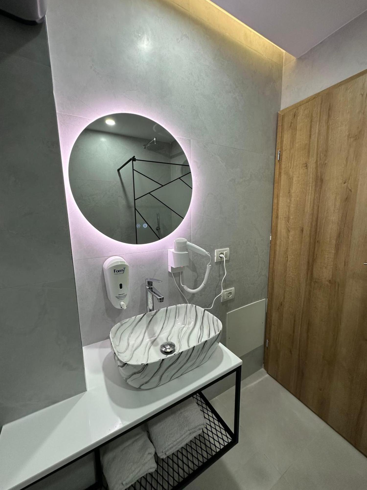 Hotel Arberia Тирана Экстерьер фото